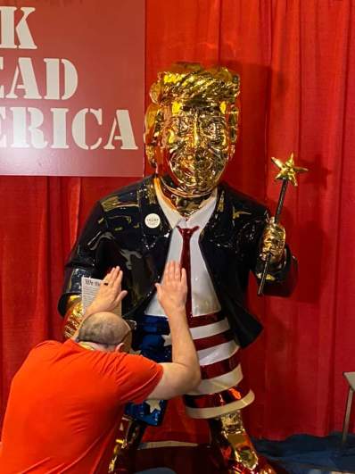 Trump-golden-statue-man-bows-down.jpg