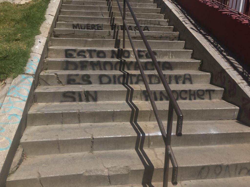 An example of the graffiti that can be found all around Valparaíso and Viña del Mar (translation: This is not democracy, it's a dictatorship without Pinochet)