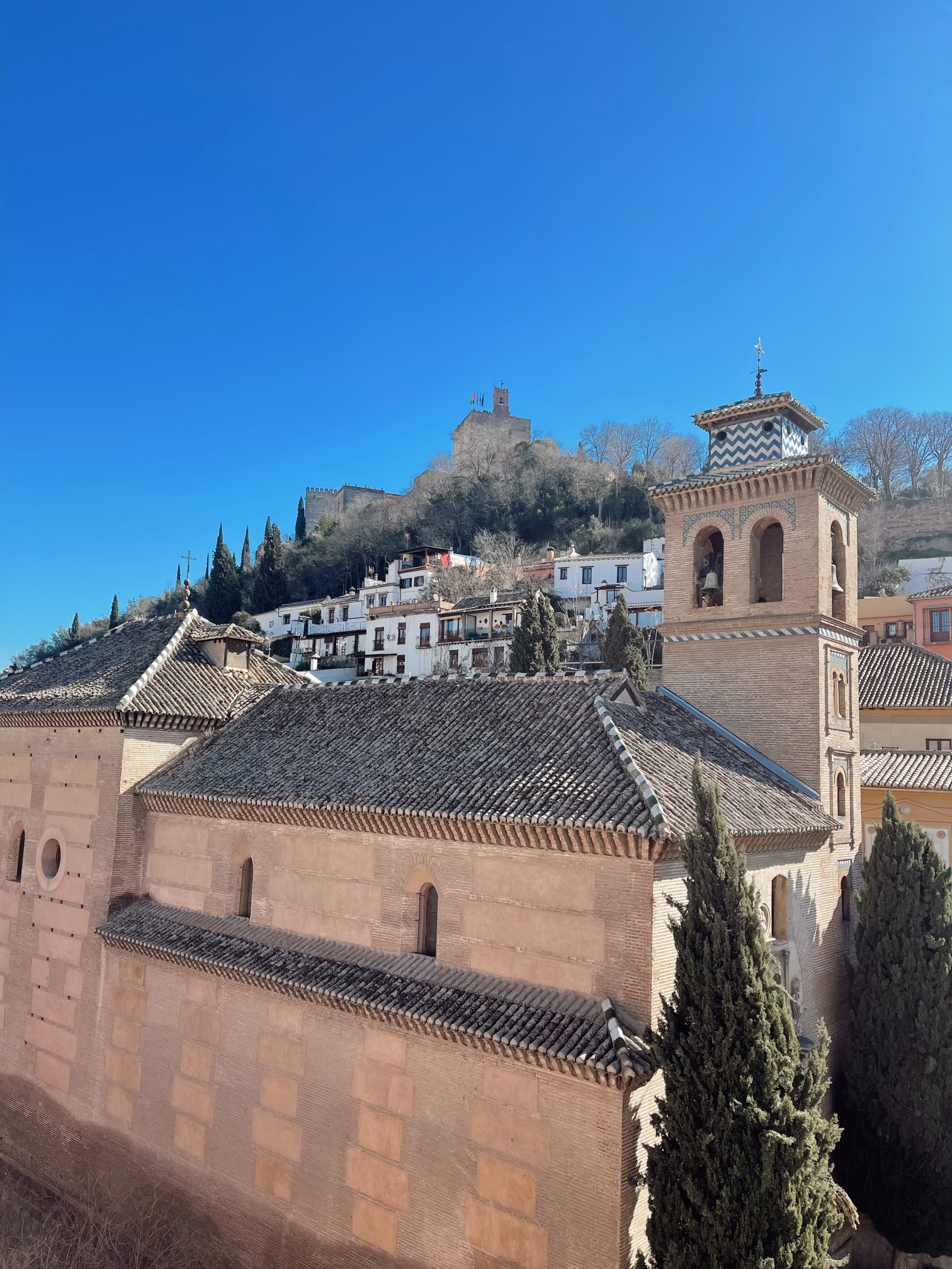 A picture of a beautiful view with the Alhambra.